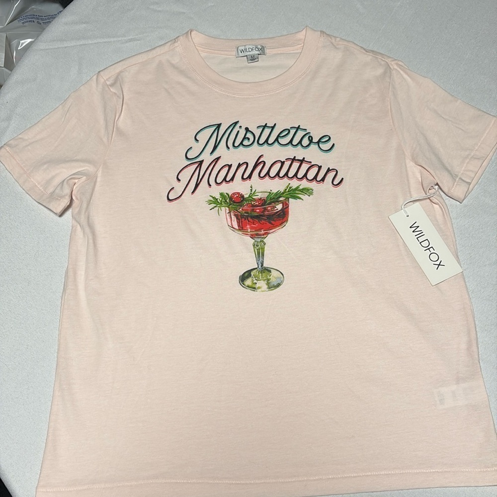 WILDFOX Mistletoe Manhattan Women’s T-shirt,Tee shirt. Color: mauve chalk.